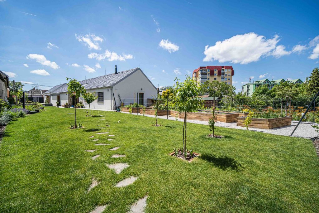 la-naturo-jan-konecny-zahradny-architekt-priestranna-zahrada-so-skalkou