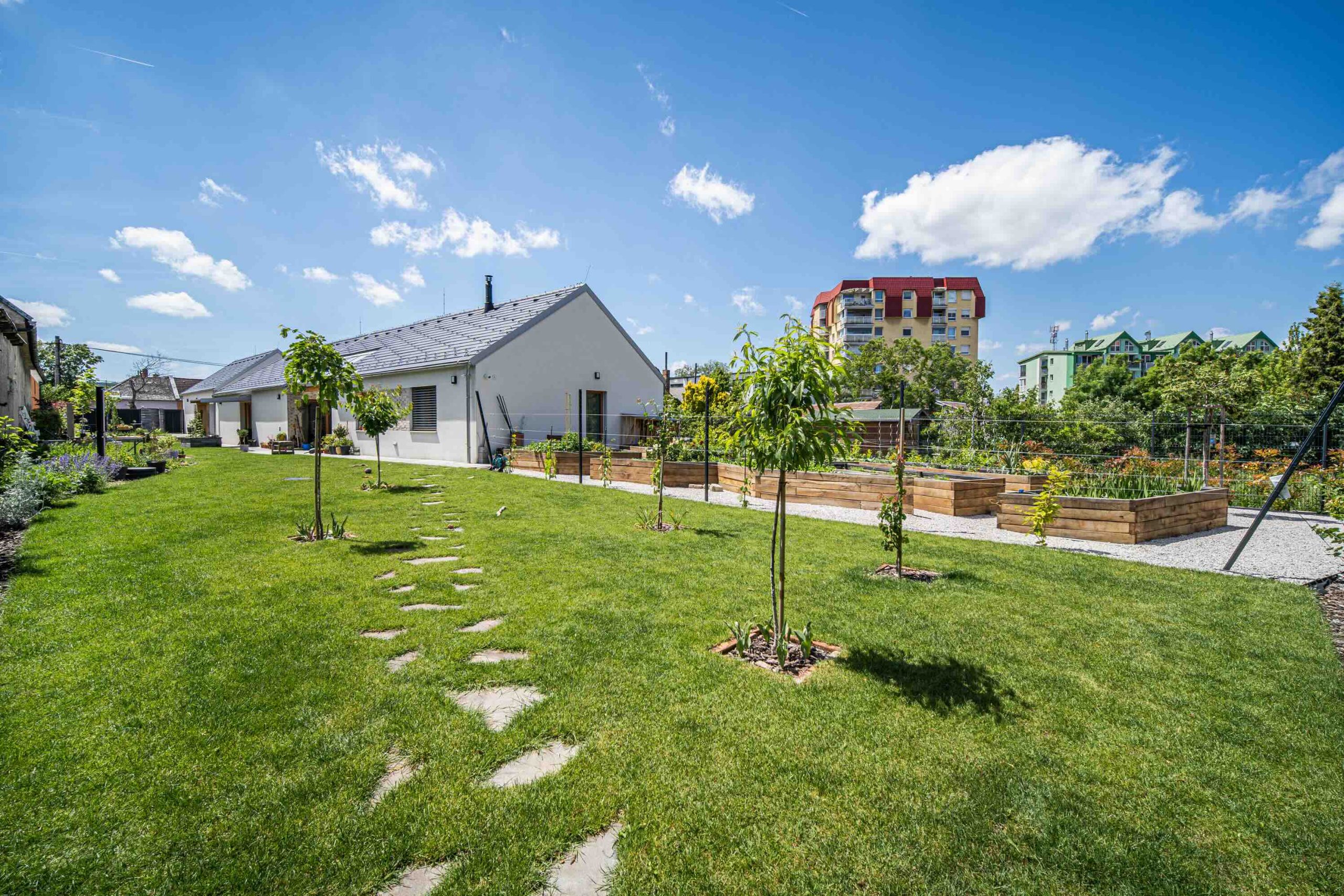 la-naturo-jan-konecny-zahradny-architekt-priestranna-zahrada-so-skalkou